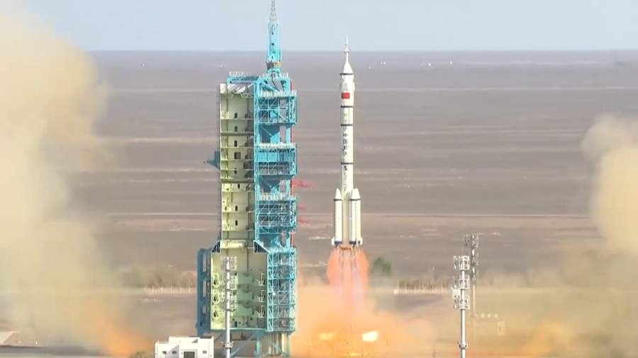 Тайконавты корабля «Шэньчжоу-20» после стыковки вошли на орбитальную станцию КНР