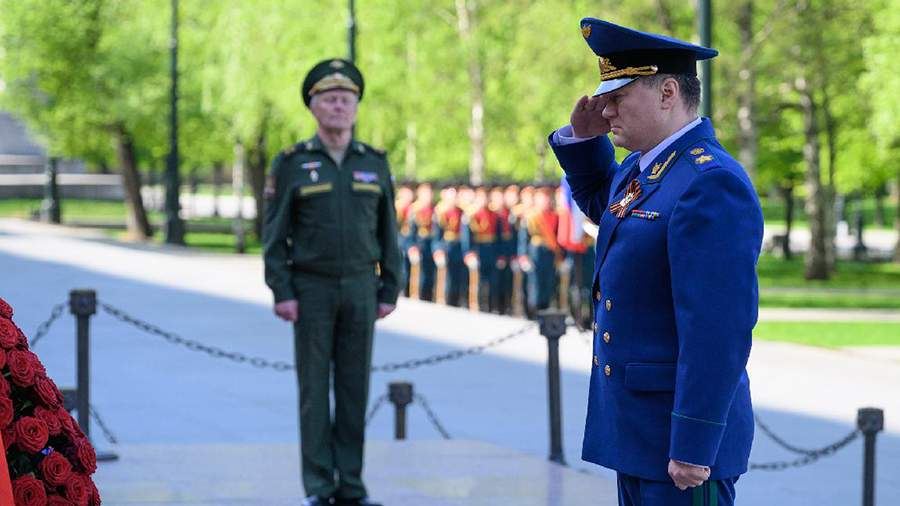 Краснов возложил цветы к Могиле Неизвестного Солдата в Москве
