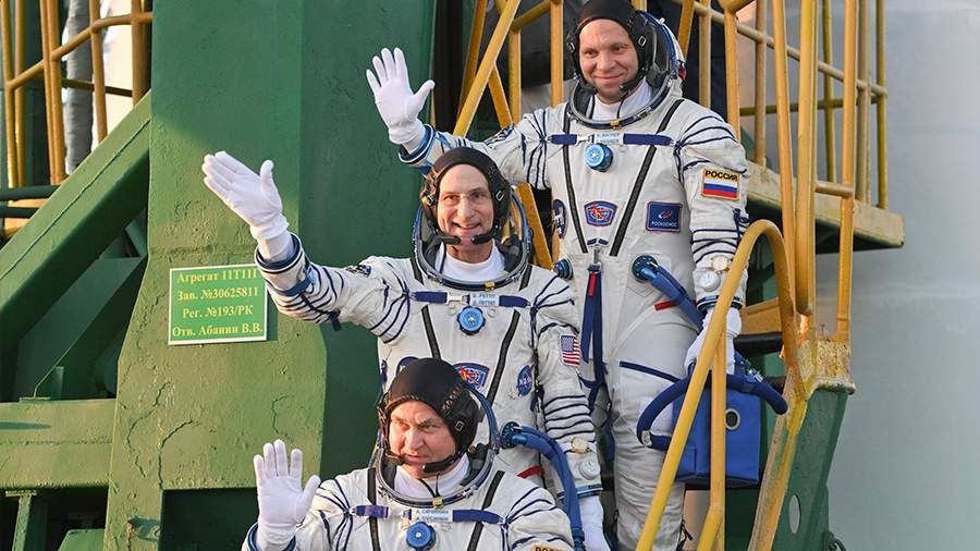 Российско-американский экипаж возвращается на Землю с МКС