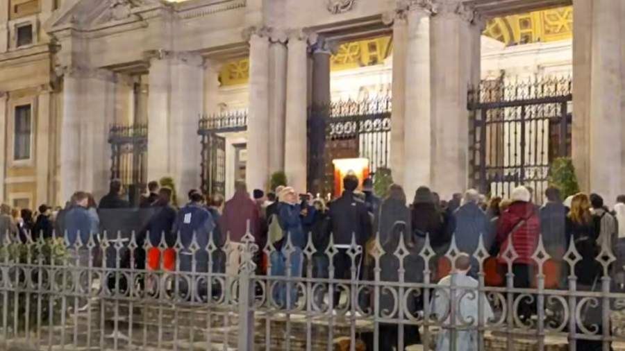 В Риме простились с папой римским Франциском перед предстоящими похоронами